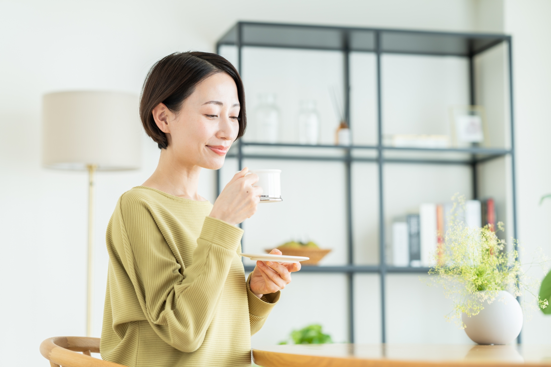 楽しそうにトレーニングする40代女性